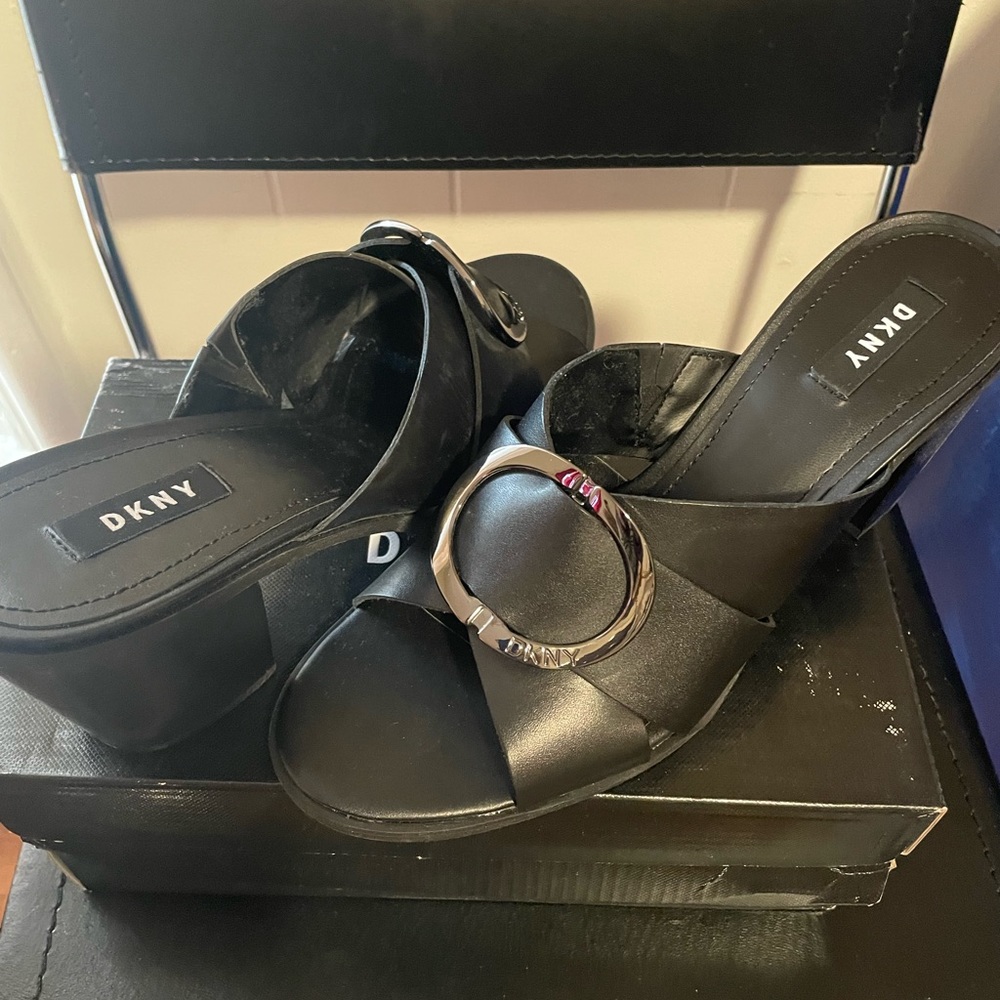 🔥DKNY🔥 Black woman's sandals/mule. NWT